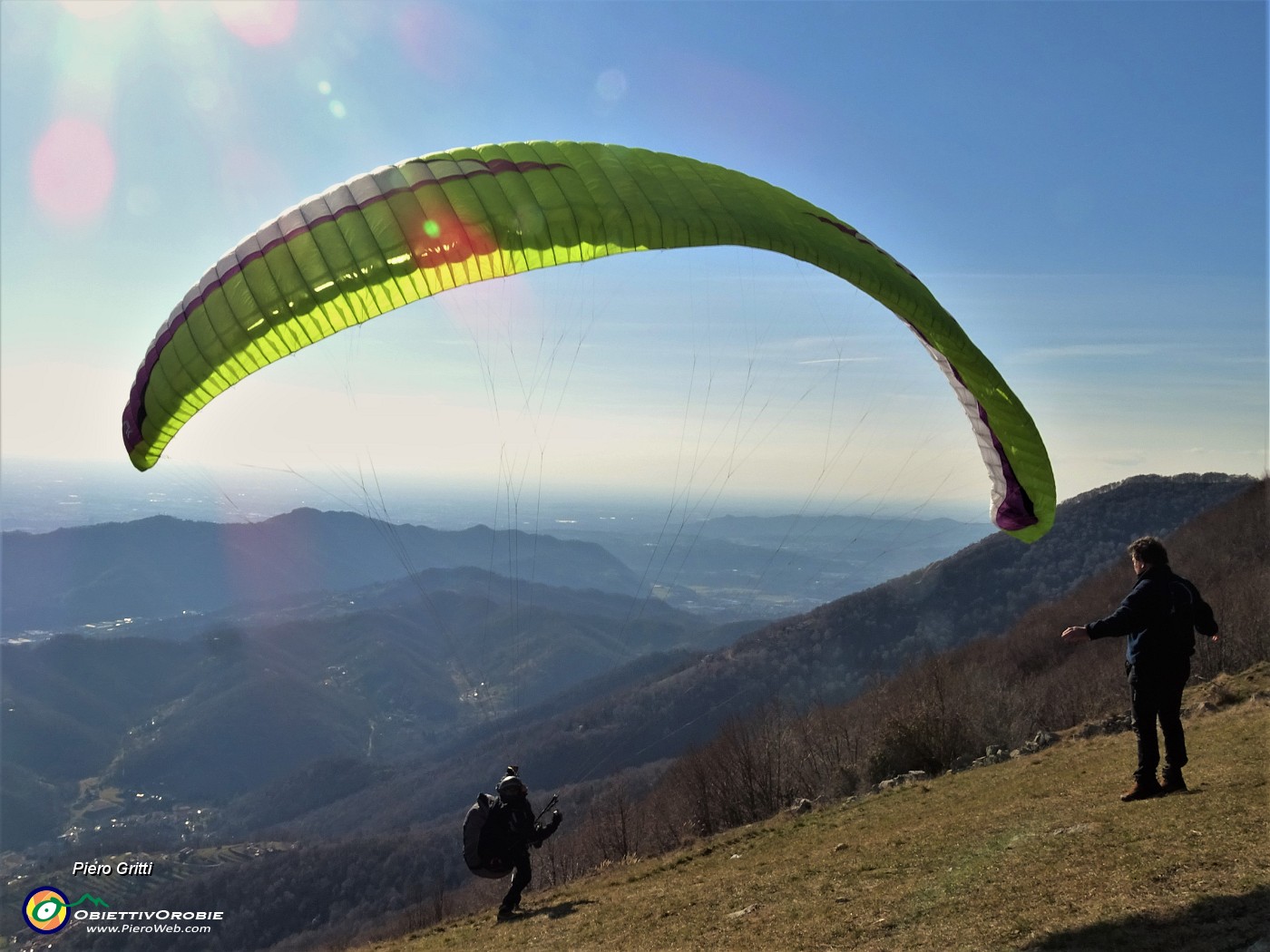 14 Dalla radura prativa prendono il volo oggi molti parapendio.JPG